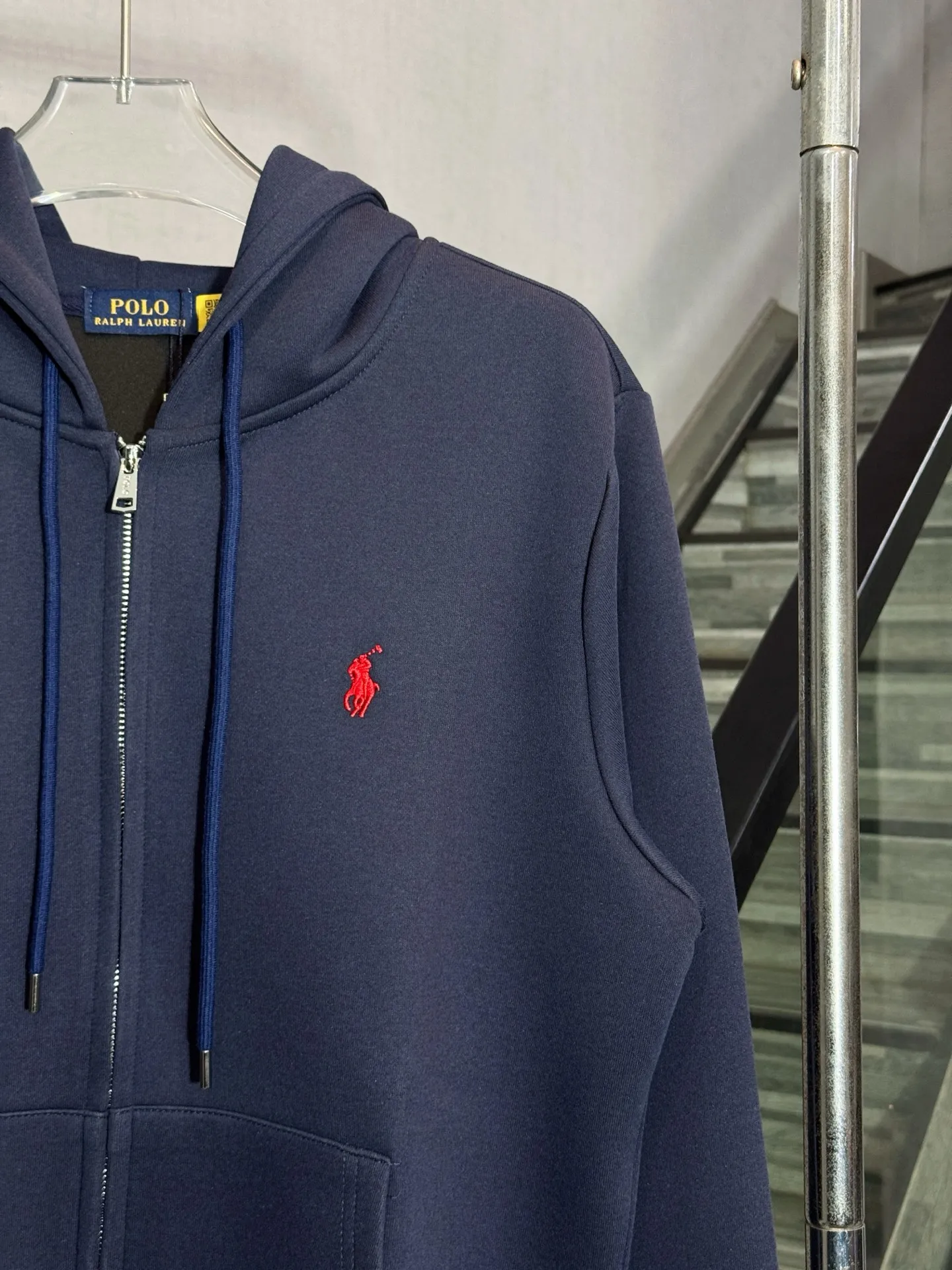 P260 model number: HE397 Ralph Lauren-Ralph Lauren hooded zipper jacket with small logo on the chest The fabric is made of 420g high-weight air customer service fabric. The upper body is comfortable and soft, and has high warmth retention. The chest is sewn with small embroidery of horseback riding and war marks. The embroidery is three-dimensional and full, highlighting the simple atmosphere of the clothes. The threads on the hem of the arms are made of the same material. The elastic thread of the same color as the cylinder, the zipper adopts the customized Polo original small letter hardware zipper, the clothes are designed with a hood, made by a famous factory, with hemming and wrapping strips, the original original label, complete with three labels, os loose version, a popular item of the season, feel free to buy it.  Color: Black/Navy Blue Size: S M L XL